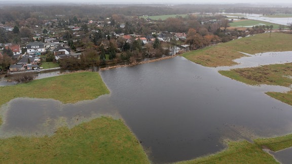 In Wolmirstedt ist der Fluss Ohre über die Ufer getreten und hat Grünflächen überschwemmt.