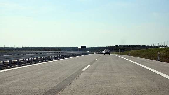 Autos fahren auf einer leeren Autobahn