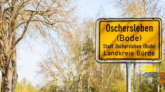 Blick auf ein Ortsschild der Stadt Oschersleben im Landkreis Börde