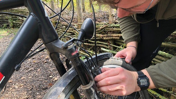 Ein Mann repariert ein Fahrrad.