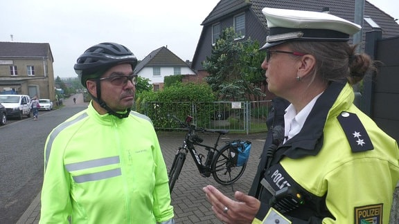 Die Polizistin Susanne Scharf im Gespräch mit einem Vater.