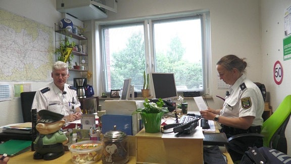 Die Polizisten Susanne Scharf und Jens Ruhnke in ihrem Büro.