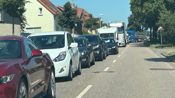 Autos und Lkw stehen nach Unfall auf A2 in Irxleben im Stau