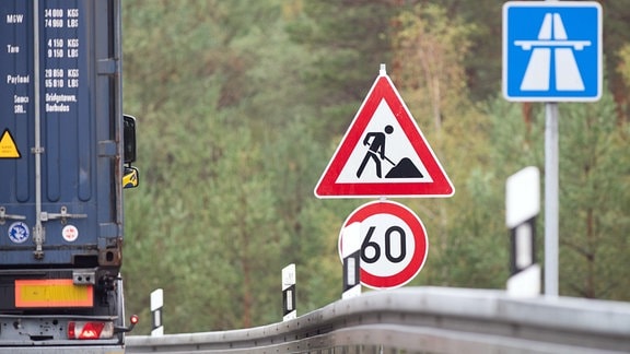 Ein Schild warnt Autofahrer an einer Auffahrt vor einer Baustelle auf der Autobahn und verordnet ein Tempolimit von 60 Stundenkilometern.