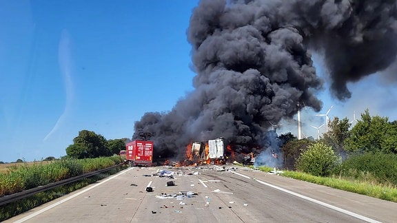 Trümmerteile und eine schwarze Rachsäule brennender LKW auf der A2