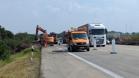 Reparaturarbeiten nach Unfall auf der A2