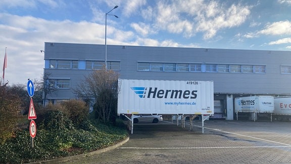 Fabrikhalle mit Hermes-Logo