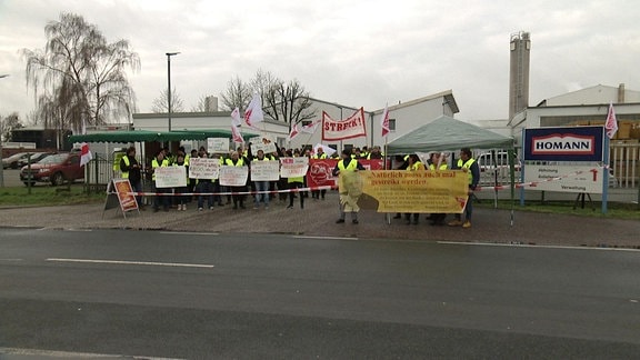 Streikende Mitarbeiter vor dem Homann-Werk in Rogätz