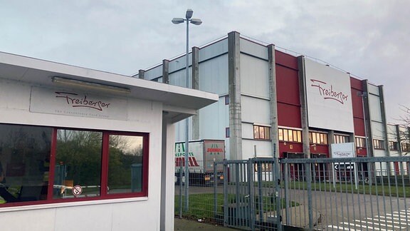 Ein Industriehof mit hellen Gebäuden mit Metalltor und dem Schriftzug "Freiberger".