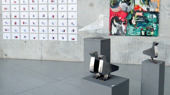 Figuren und Bilder aus der Ausstellung "International Contemporary Artshow"