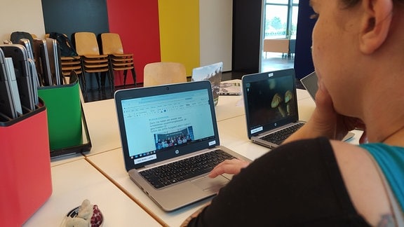 Menschen vor einem Laptop