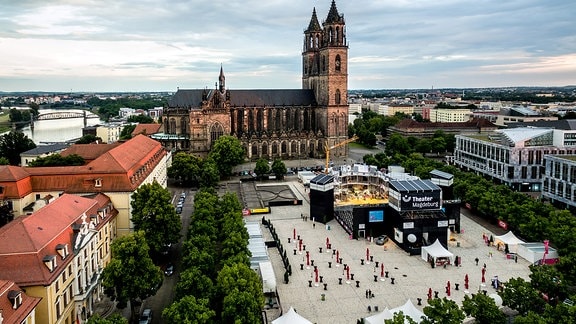Blick auf den  Magdeburger Domplatz mit dem Dom im Hintergrund. Auf dem Platz sind eine Bühne und eine Tribüne aufgebaut.