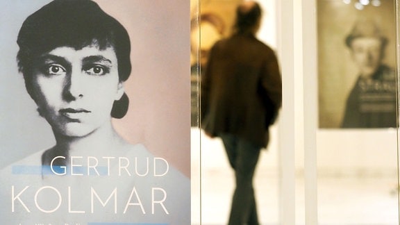 Ein Mann besichtigt nach der Eröffnung im Foyer des Landtages die Ausstellung „Unvollendete Leben“. Im Vordergrund hängt ein Plakat der Schriftstellerin Gertrud Kolmar. 