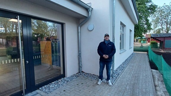 Patrick Wohlmacher zeigt den neuen, rollstuhlgerechten Eingang in die Silstedter Grundschule.