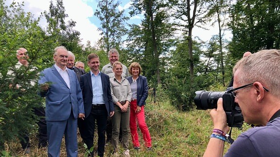 Gruppe im Wald, die fotografiert wird