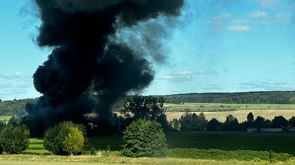 Bei dem Brand einer Lagerhalle in Osterwieck im Landkreis Harz hat sich eine giftige Rauchwolke gebildet.