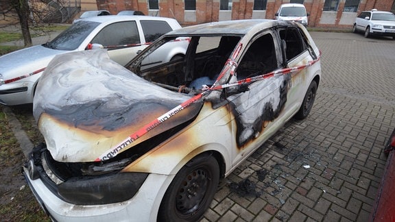 ein abgebranntes Auto am Bahnhof Halberstadt