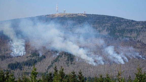 Rauch steigt auf, als sich Brände im Harz unterhalb des Brockengipfels etwa 30 km (18,6 Meilen) westlich von Wernigerode in Norddeutschland bei Schierke ausbreiten