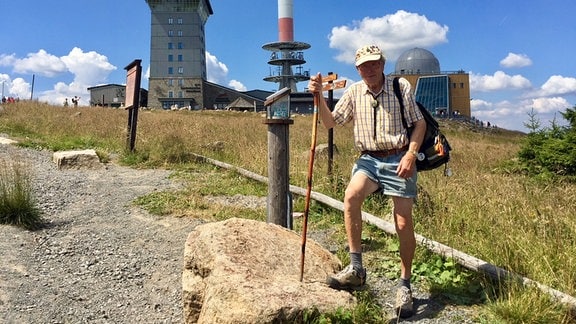 Der als Brocken-Benno bekannte Wanderer auf dem Brocken im Harz
