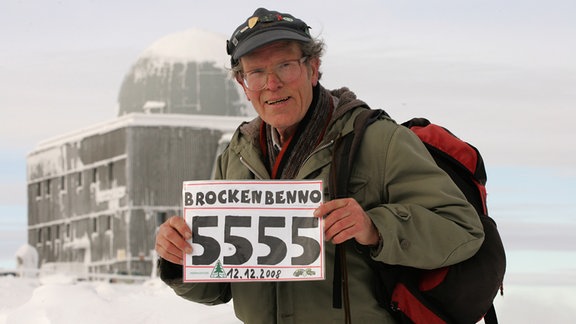 Benno Schmidt feiert 2008 seinen 5555. Brockenaufstieg.