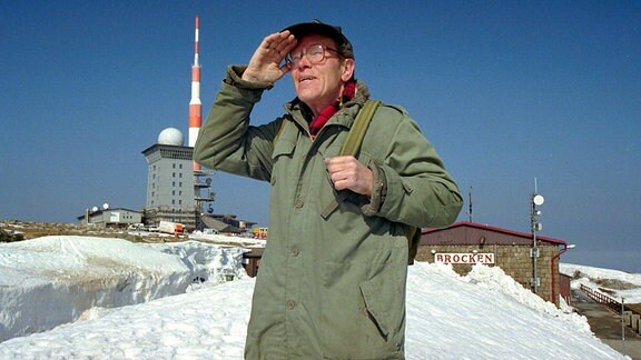 Brockenwanderer Benno Schmidt genießt am Montag (10.04.2000) auf dem noch immer von Schneee bedeckten Brockenplateau die Aussicht bei strahlendem Sonnenschein