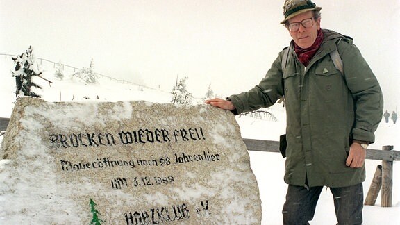 Auf dem Gipfel des 1.142 Meter hohen Brocken steht Benno Schmidt aus Wernigerode an einem Stein