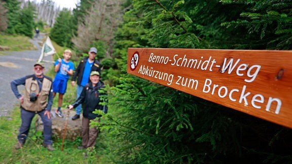 Blick auf ein Schild für den Benno Schmidt Weg am Brocken.