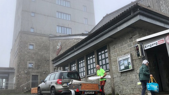 Der Turm auf dem Brocken im Nebel