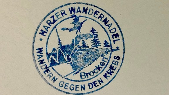 Ein Harzer Wanderstempel mit der Aufschrift "Wandern gegen den Krebs"