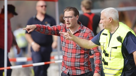 Wernigerodes Oberbürgermeister Tobias Kascha bei der Lagebesprechung mit Kreisbrandmeister Kai-Uwe Lohse vom Landkreis Harz am Wurmberg. Am Brocken brennen derzeit große Waldflächen.