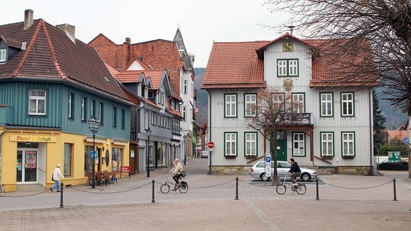 Der Marktplatz mit Rathaus in Ilsenburg.