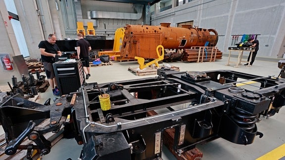Das Fahrgestell einer Dampflok steht in der neuen Werkstatt der Harzer Schmalspurbahnen HSB in Wernigerode.