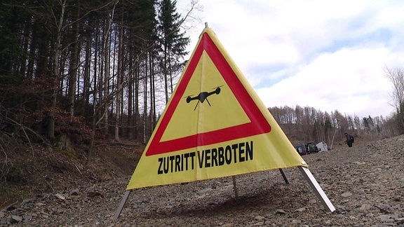 Warnschild "Zutritt verboten" im Wald