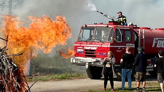 Tank-Lösch-Wagen der Feuerwehr Benneckenstein im Einsatz bei Pfingsfeuern Waldschneise Benneckenstein