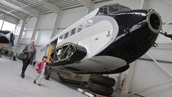 Besucher besichtigen eine Ju 52, die seit kurzer Zeit zum Inventar des privaten Luftfahrtmuseums Wernigerode gehört. 