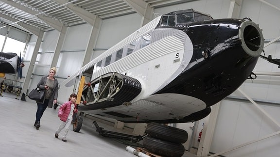 Besucher besichtigen eine Ju 52, die seit kurzer Zeit zum Inventar des privaten Luftfahrtmuseums Wernigerode gehört. 