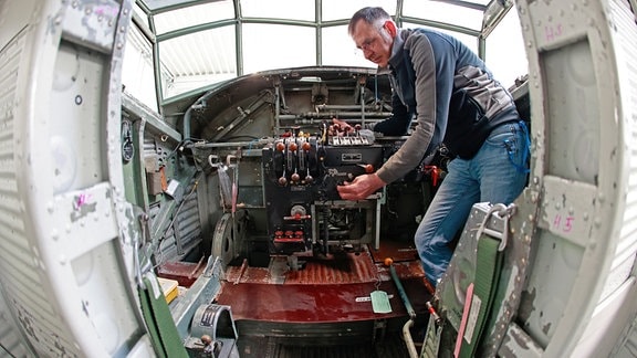 Mathias Kögler vom Luftfahrtmuseum Wernigerode untersucht das Cockpit einer Ju 52, die seit kurzer Zeit zum Inventar des privaten Luftfahrtmuseums gehört.