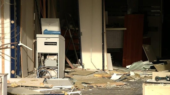 Eine zerstörte Volksbankfiliale in Thale.