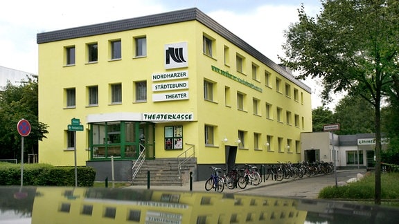 Ein quadratisches Gebäude.