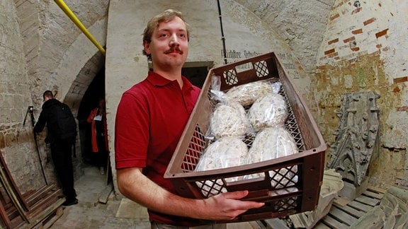 Bäcker Phillip Bertram von der Firma "Halberstädter Bäcker" lagert im Keller vom Dom zu Halberstadt "Domstollen" ein. 