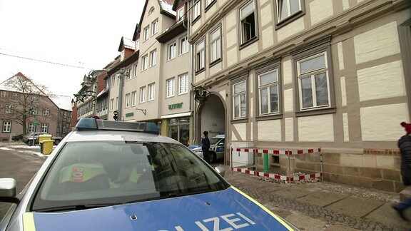 Ein Fachwerkhaus in Halberstadt, in dem es eine Explosion gab, davor Polizei-Wagen.