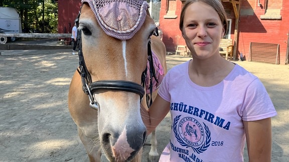 Ein Mädchen mit einem Pferd