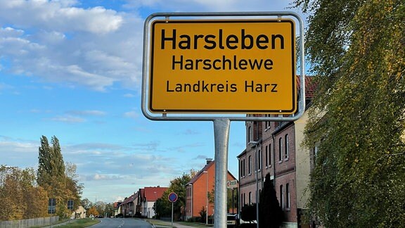 Auf einem gelben Ortseingangsschild sind die Begriffe Harsleben und Harschlewe zu sehen.