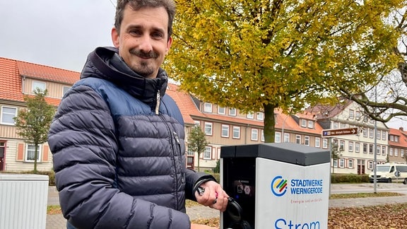 Andreas Meling an einer Ladesäule