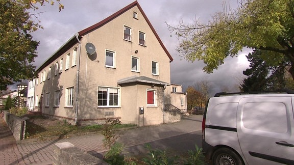 Ein zweistöckiges Haus mit grauer Fassade