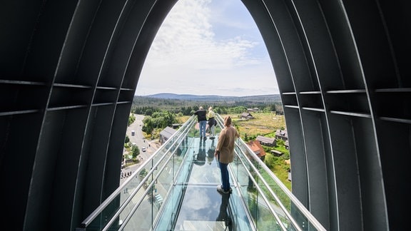 Besucher stehen auf den Skywalk des Harzturms.