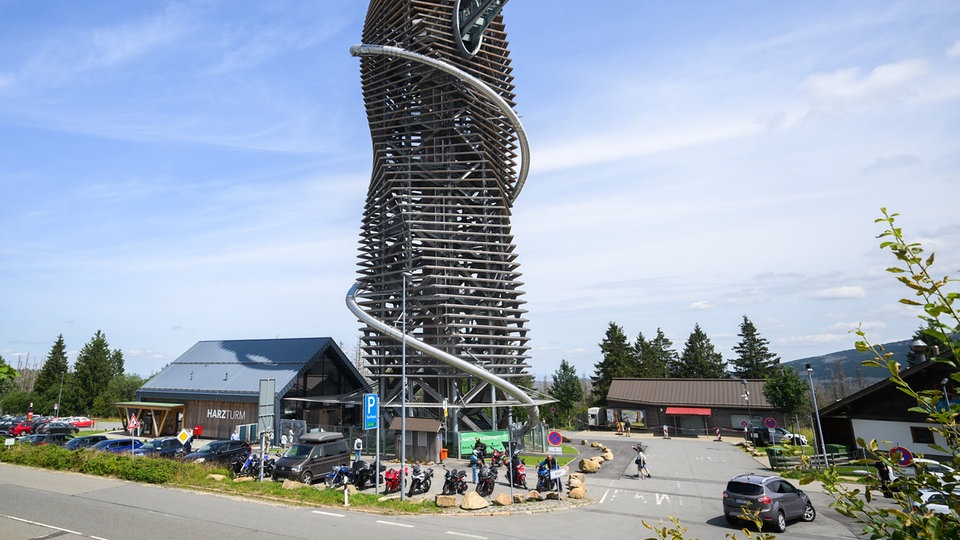Skywalk-aus-Glas-und-Riesenrutsche-Harzturm-in-Torfhaus-nun-komplett-fertig