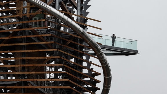 Ein Besucher steht während der Eröffnung vom Harzturm auf einer Aussichtsplattform.