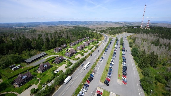 Blick von der Aussichtsplattform des Harzturms auf das Harz Resort und den Besucherparkplatz.