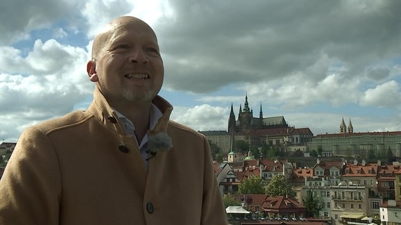 Hendrik Meyer steht auf einer Brücke in Prag